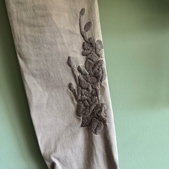 Chino by Anthropologie Lavender Embroidered Chino Pants, Size 25 - Picture 8 of 9